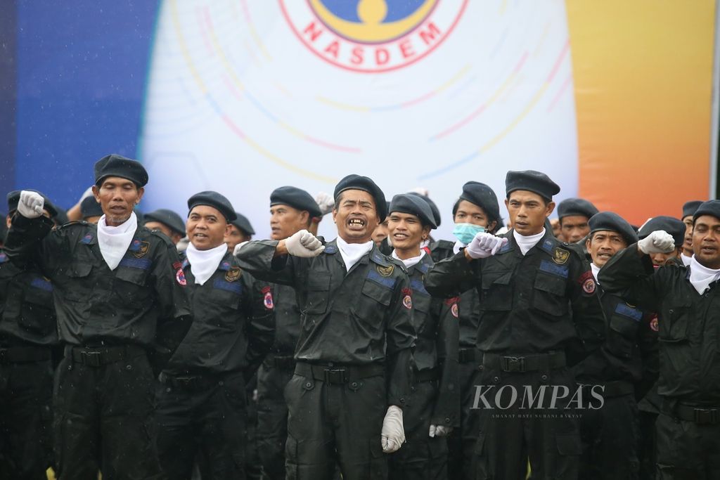 Anggota Baret Garda Pemuda Nasdem mengikuti apel siaga di Parkir Timur, Gelora Bung Karno, Jakarta, Rabu (15/6/2022). Apel siaga ini merupakan rangkaian kegiatan musyawarah nasional Partai Nasdem yang akan berlangsung hingga Jumat (17/6/2022). Salah satu yang akan dibahas dalam rakernas ini ada usulan nama-nama calon presiden yang akan diusung Partai Nasdem dalam Pemilu 2024. 
