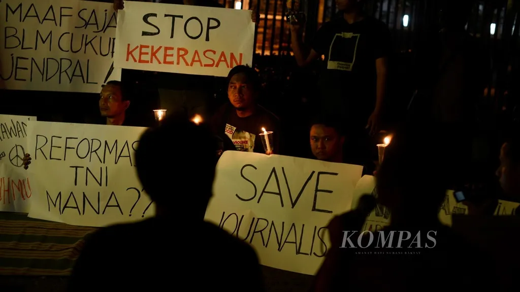 Dozens of journalists from print, electronic and online media held a solidarity action against violence against journalists in the yard of the Central Java Indonesian Journalists Association (PWI) Office in Semarang City, on October 16, 2012.