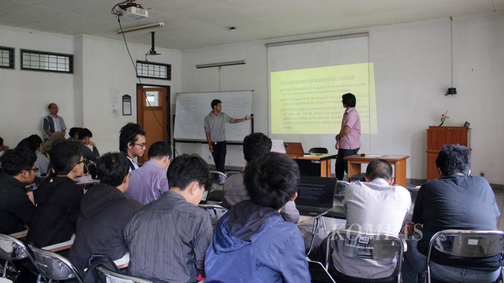 Suasana perkuliahan mahasiswa semester IV Program Studi S-1 Teknik Informatika Universitas Padjadjaran di Kampus Unpad Jatinangor, Kabupaten Sumedang, Jawa Barat, Kamis (9/5/2019). Pada tahun ketiga prodi ini terdapat pilihan peminatan bagi mahasiswa, di antaranya peminatan robotik, kecerdasan buatan (<i>artificial intelligence</i>), dan digital image (RAID), serta sistem informasi dan multimedia.