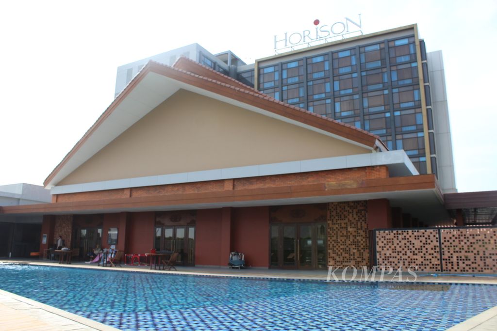 Pengunjung bermain di kolam renang Hotel Horison Ultima Kertajati di Kecamatan Kertajati, Kabupaten Majalengka, Jawa Barat, Senin (29/4/2024). Hotel bintang empat ini menjadi hotel yang pertama beroperasi di sekitar Bandara Internasional Jabar Kertajati pada Desember 2021.