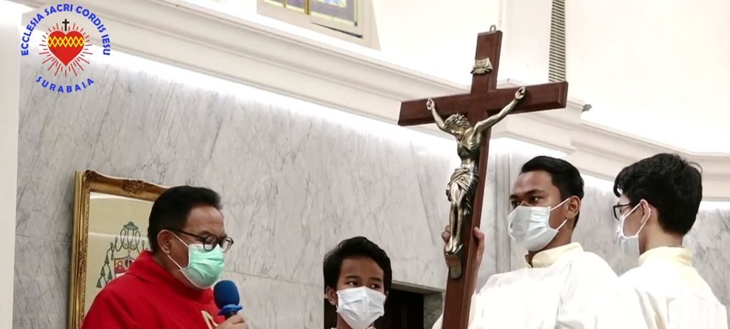 Tangkapan layar memperlihatkan prosesi upacara penghormatan salib dalam ibadat Jumat Agung di Gereja Hati Kudus Yesus (Katedral Surabaya), Surabaya, Jawa Timur, Jumat (15/4/2022). Di hari Jumat Agung, pada pagi atau beberapa jam sebelum ibadat, diadakan Jalan Salib yang sudah dihadiri oleh umat Katolik secara terbatas.