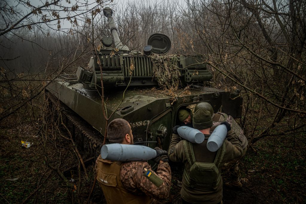 Pasukan Ukraina dari Brigade ke-24 tengah memasukkan sejumlah amunisi ke persentaan berat mereka (2S1 Gvozdika) di sebuah lokasi di Bakhmut, wilayah Donetsk, Ukraina, Sabtu (10/12/2022). Militer Rusia melancarakan serangan ke wilayah ini dan mencoba untuk mengontrolnya setelah mereka kehilangan kendali atas Kherson. 