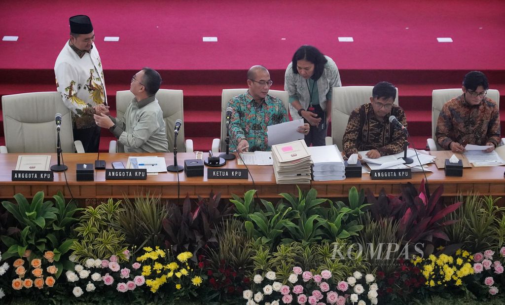 Komisi Pemilihan Umum saat Rapat Pleno Rekapitulasi Suara Pemilu 2024 sesi perhitungan suara pemungutan suara ulang (PSU) Kuala Lumpur, Malaysia, di Ruang Sidang Utama KPU RI, Jakarta, Senin (18/3/2024). 