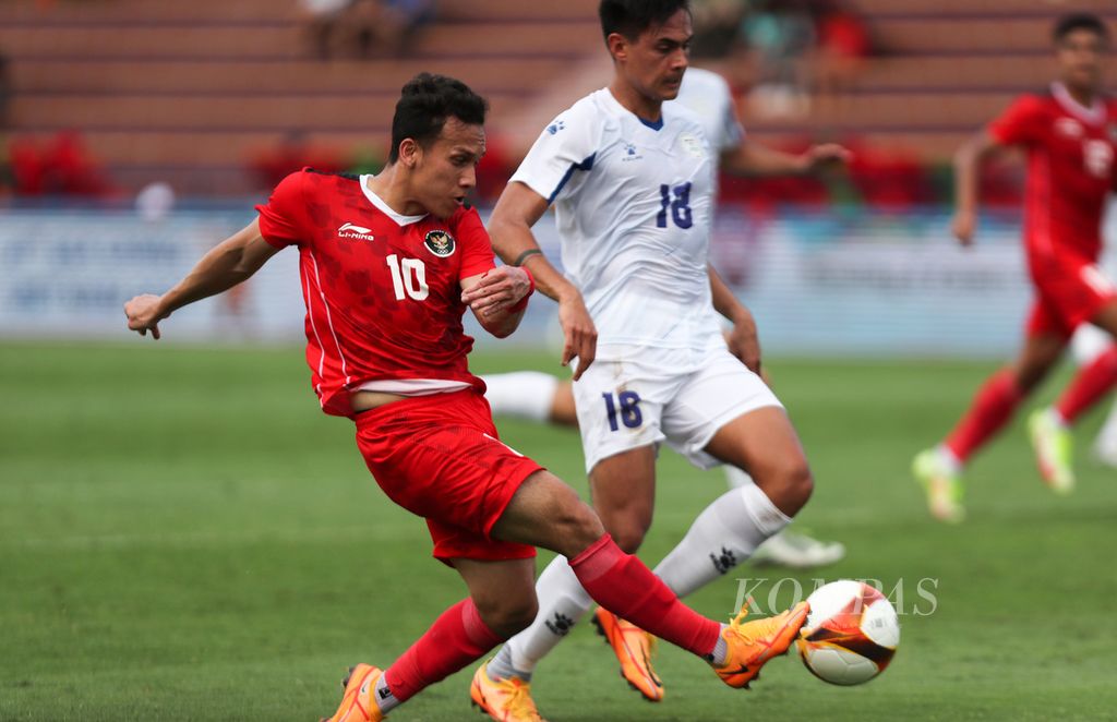 Striker timnas Indonesia, Egy Maulana Vikri (kiri), menendang bola di hadapan penjagaan bek timnas Filipina, Christian Rontini Mangaron (kanan), dalam laga cabang sepak bola SEA Games Vietnam 2021 di Stadion Viet Tri, Phu Tho, Vietnam, Jumat (13/5/2022). Laga ini menjadi laga penentu skuad Garuda Muda untuk lolos penyisihan cabang sepak bola pesta olahraga Asia Tenggara ini. 
