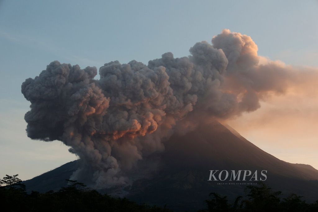Gumpalan awan panas dari guguran lavar pijar yang meluncur dari puncak Merapi setelah terjadinya erupsi tampak dari Desa Tunggularum, Kecamatan Turi, Kabupaten Sleman, DIY, Selasa (14/3/2023). Guguran lava pijar pada pukul 05.59 tersebut dengan jarak luncur mencapai 1.600 meter ke arah Kali Krasak. 