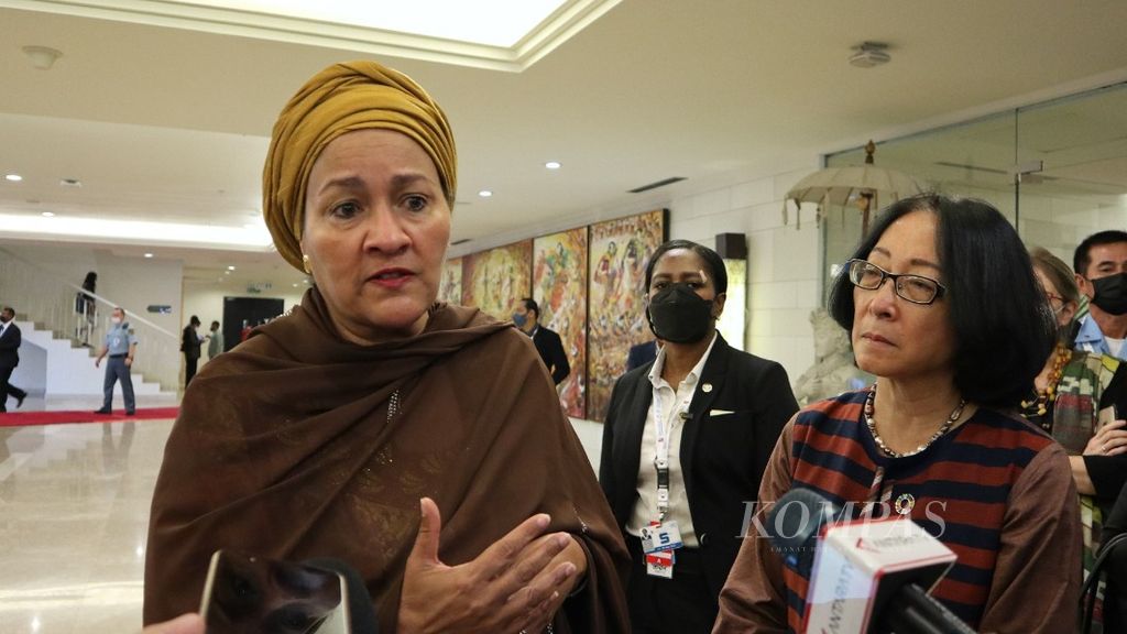 Deputi Sekretaris Jenderal Perserikatan Bangsa-Bangsa (PBB) Amina Jane Mohammed (kiri) didampingi Perwakilan Khusus Sekretaris Jenderal PBB untuk Pengurangan Risiko Bencana Mami Mizutori (kanan) dalam wawancara dengan wartawan seusai acara pembukaan pertemuan ke-7 GPDRR 2022 di Nusa Dua, Badung, Rabu (25/5/2022).