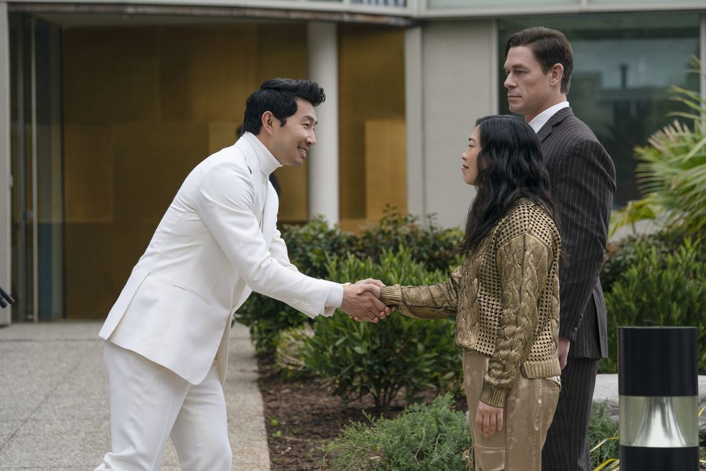 Aktor Louis Lewis (Simu Liu), Noel Cassidy (John Cena), dan Katie Kim (Awkwafina) dalam <i>Jackpot! </i>(2024).