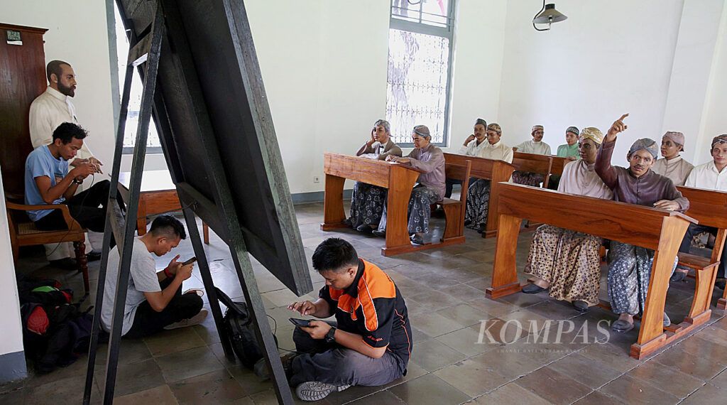 Pengunjung Museum Kebangkitan Nasional, Jakarta, Rabu (20/5/2015), duduk di lantai salah satu ruangan diorama yang menceritakan suasana belajar di STOVIA.