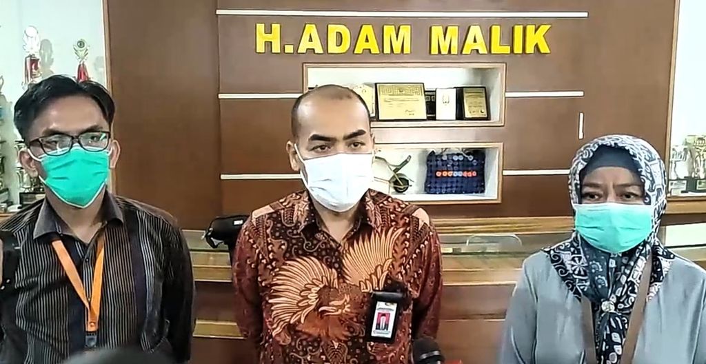 Direktur Utama RSUP H Adam Malik Zainal Safri (tengah) dan Ketua Tim Penanganan Pasien Hepatitis Akut Unknown RSUP H Adam Malik Ade Rachmat Yudiyanto (kiri) menjelaskan tentang dua kasus dugaan hepatitis akut pada anak yang tidak diketahui penyebabnya, di Medan, Selasa (10/5/2022).