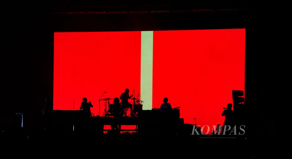 Siluet pemain band asal Perancis, Phoenix, saat menggebrak panggung utama festival musik Joyland 2023 di Peninsula Island, Nusa Dua, Bali, Minggu (19/3/2023) malam.