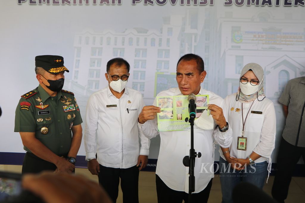 Gubernur Sumatera Utara Edy Rahmayadi menunjukkan brosur tentang kewaspadaan dalam menghadapi penyakit mulut dan kuku pada ternak seusai rapat bersama Kementerian Pertanian dan pemerintah daerah se-Sumut, di Medan, Jumat (13/5/2022).