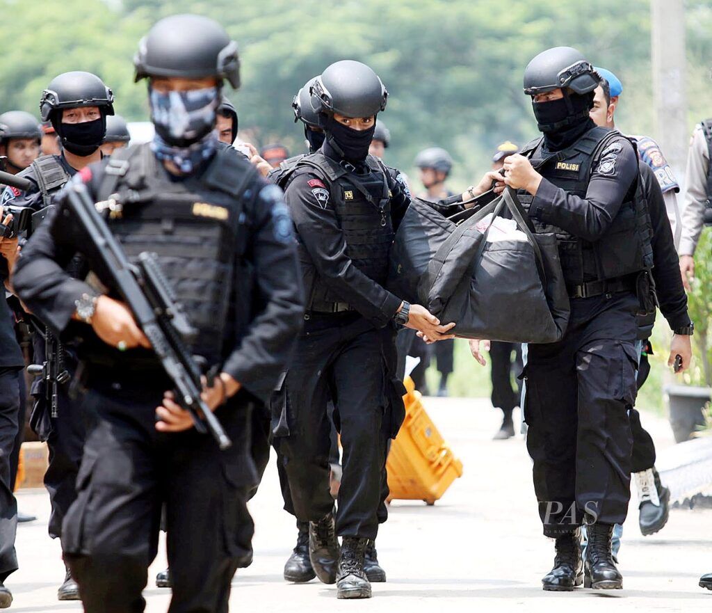 Pasukan Unit Penjinak Bom Polda Jawa Barat membawa barang bukti yang disita dari rumah terduga teroris U alias Said di Komplek Bojong Malaka Indah, Kabupaten Bandung, Jawa Barat, Selasa (12/1/2016). Densus 88 bersama Brimob dan Polda Jawa Barat menggeledah rumah terduga teroris kelompok Solo tersebut serta mengamankan sejumlah barang bukti.
