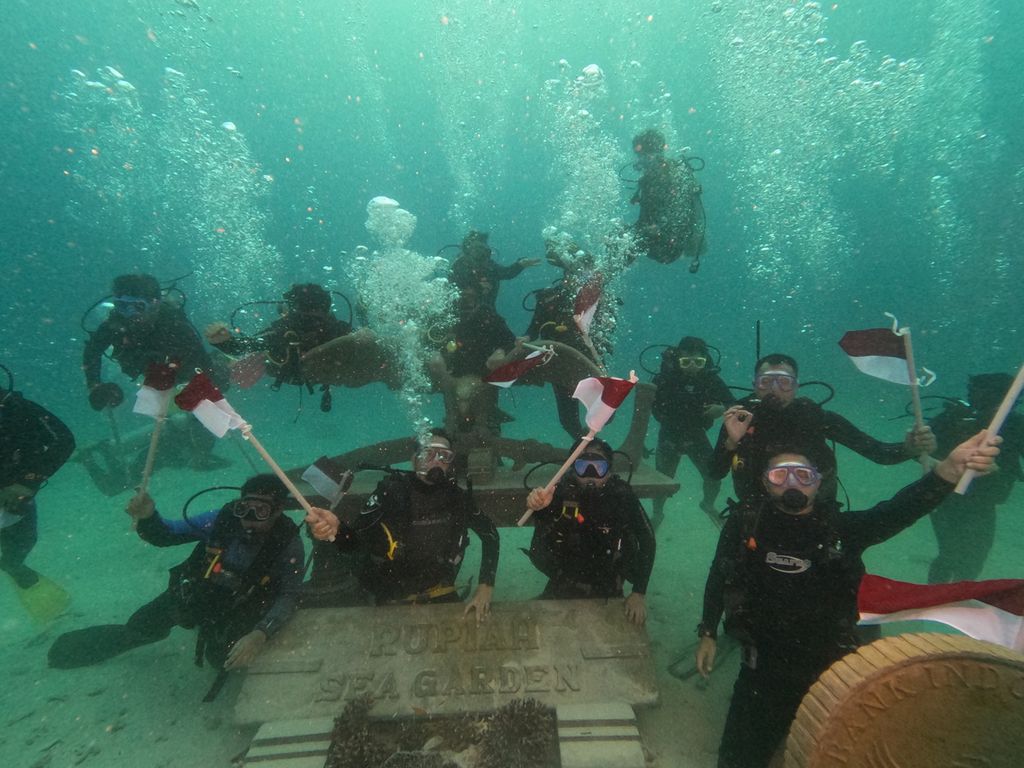 Tim penyelam berada di dasar laut peresmian Rupiah Sea Garden di Pulau Rubiah, Desa Iboih, Kecamatan Suka Makmue, Kota Sabang, Aceh, Jumat (28/10/2022). Bank Indonesia Perwakilan Provinsi Aceh meresmikan Rupiah Sea Garden atau Taman Rupiah di dalam laut sebagai bentuk dukungan pengembangan wisata di Sabang.