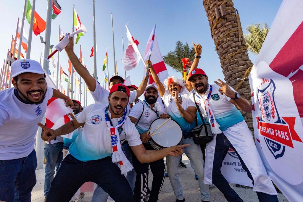 Sejumlah pendukung tim nasional Inggris berkumpul di Doha, Qatar, 11 November 2022, jelang dimulainya Piala Dunia Qatar 2022 pada 20 November. Inggris tergabung di Grup B bersama Amerika Serikat, Iran, dan Wales.