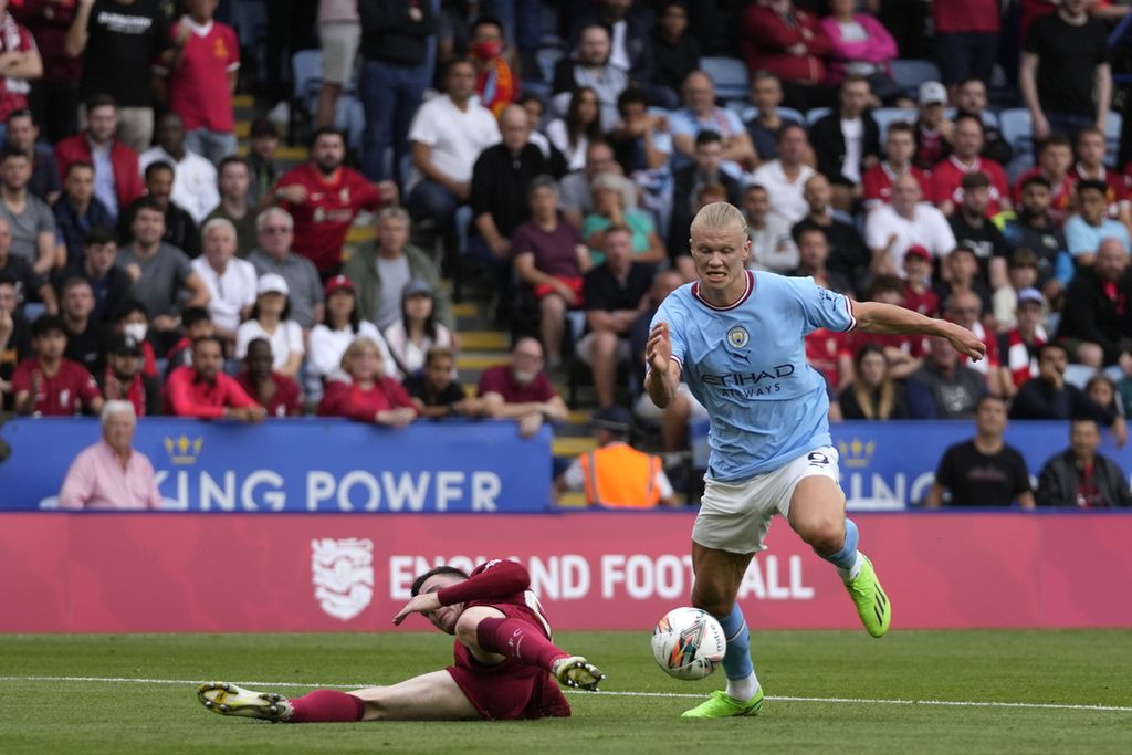 Bek Liverpool, Andrew Robertson (kiri), berusaha menjegal penyerang baru Manchester City, Erling Haaland, pada laga Community Shield 2022 di Stadion King Power, Leicester, Inggris, Sabtu (30/7/2022). Liverpool menang, 3-1, pada laga itu. 