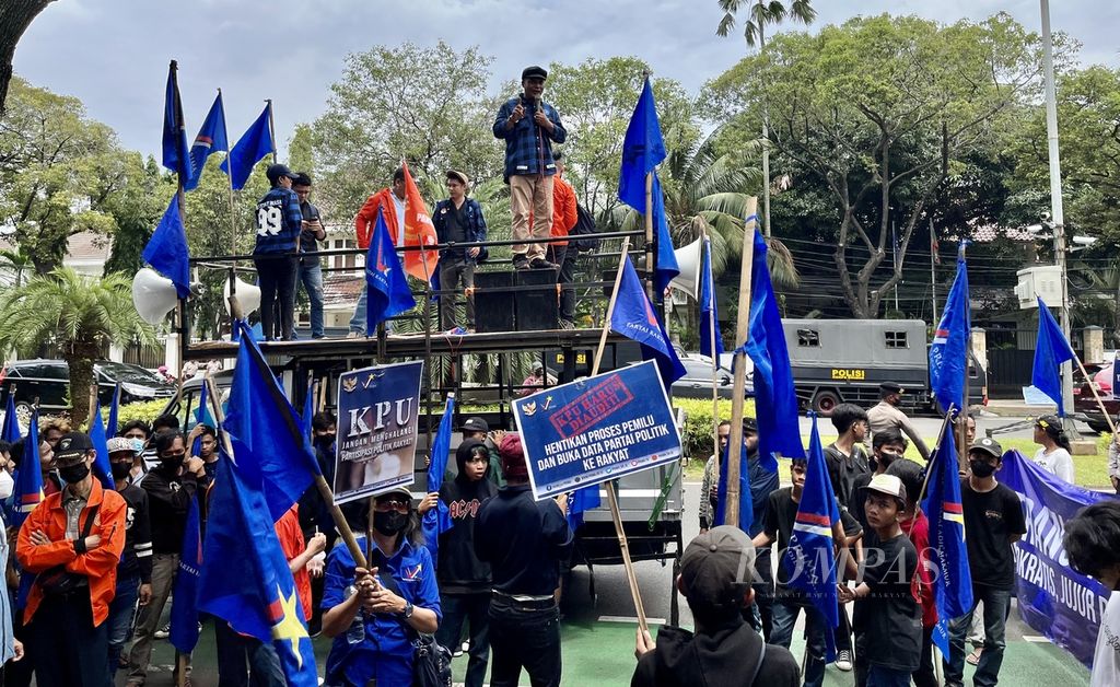 Sejumlah kader Partai Rakyat Adil Makmur (Prima) melaksanakan unjuk rasa di depan Kantor Komisi Pemilihan Umum (KPU), Jakarta, Kamis (8/12/2022). Mereka menuntut pemerintah mengaudit KPU karena kerjanya dinilai tidak transparan.