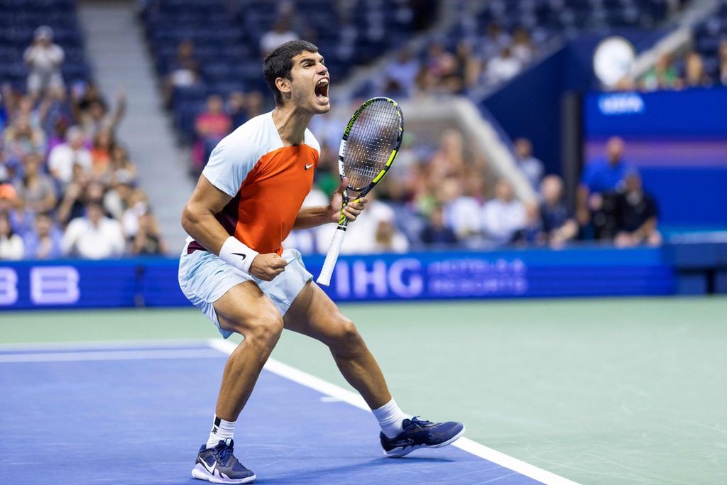 Petenis Spanyol Carlos Alcaraz meluapkan kegembiraannya setelah mengalahkan petenis Kroasia Marin Cilic pada babak keempat AS Terbuka di New York, Senin (5/9/2022). Alcaraz berhak maju ke perempat final dengan kemenangan itu.