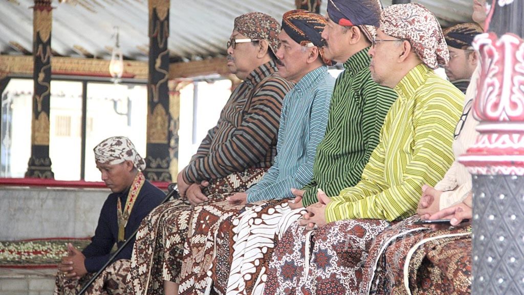 Sejumlah kerabat Keraton Yogyakarta menyimak sabda tama atau amanat yang disampaikan Raja Keraton Yogyakarta Sri Sultan Hamengku Buwono X di Bangsal Kencana Keraton Yogyakarta, Jumat (6/3). Dalam sabda tama itu, Sultan meminta para kerabat keraton tidak lagi berkomentar tentang kemungkinan pergantian raja di Keraton Yogyakarta. Kompas/Haris Firdaus (HRS)06-03-2015