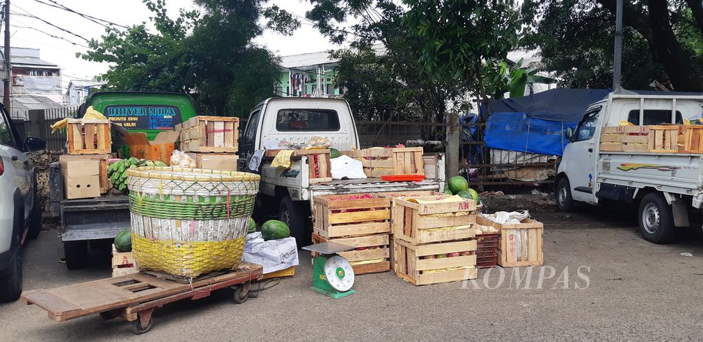 Kendaraan pengangkut buah di Pasar Induk Kramat Jati, Jakarta Timur, Senin (9/5/2022).