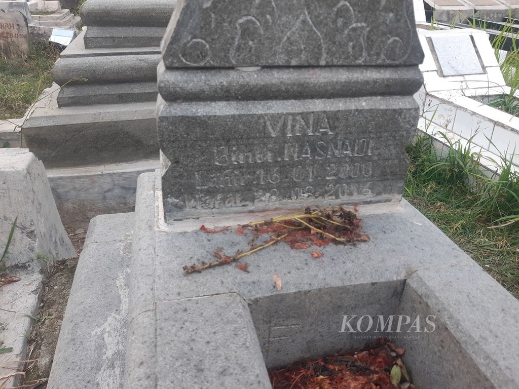 Potret makam Vina di Tempat Pemakaman Umum Kesinangan, Kabupaten Cirebon, Jawa Barat, Selasa (14/5/2024). Vina merupakan pelajar yang menjadi korban pembunuhan dan pemerkosaan pada 2016 lalu.