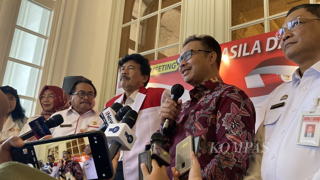 Kepala Badan Kependudukan dan Keluarga Berencana Nasional (BKKBN) Hasto Wardoyo (kedua dari kanan) serta Kepala Badan Pembinaan Ideologi Pancasila (BPIP) Yudian Wahyudi (ketiga dari kanan) memberi pernyataan kepada wartawan di Jakarta, Kamis (16/2/2023). Keduanya menyatakan bahwa nilai Pancasila, yakni gotong royong, agar diadopsi untuk penanganan tengkes (<i>stunting</i>) di Indonesia. Masalah tengkes saat ini ditangani oleh berbagai kementerian/lembaga.
