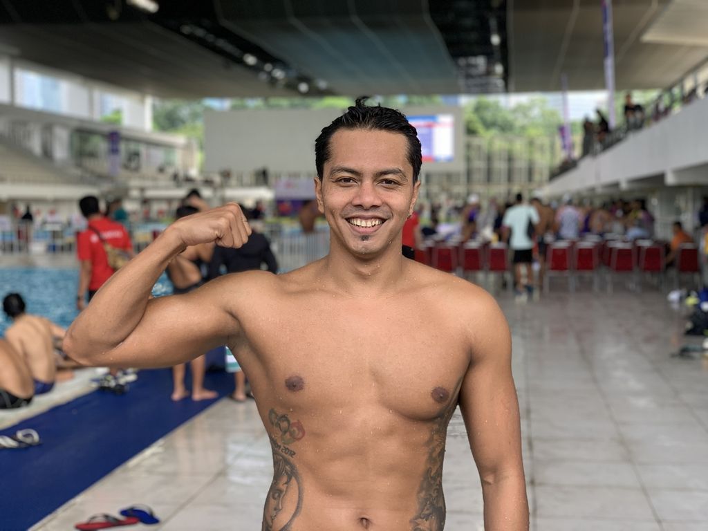 Perenang senior Indonesia, I Gede Siman Sudartawa (28), berpose seusai tampil pada nomor 50 meter gaya punggung Kejuaraan Akuatik Indonesia Open atau IOAC 2022 di Stadion Akuatik Gelora Bung Karno, Jakarta, 13 Desember.