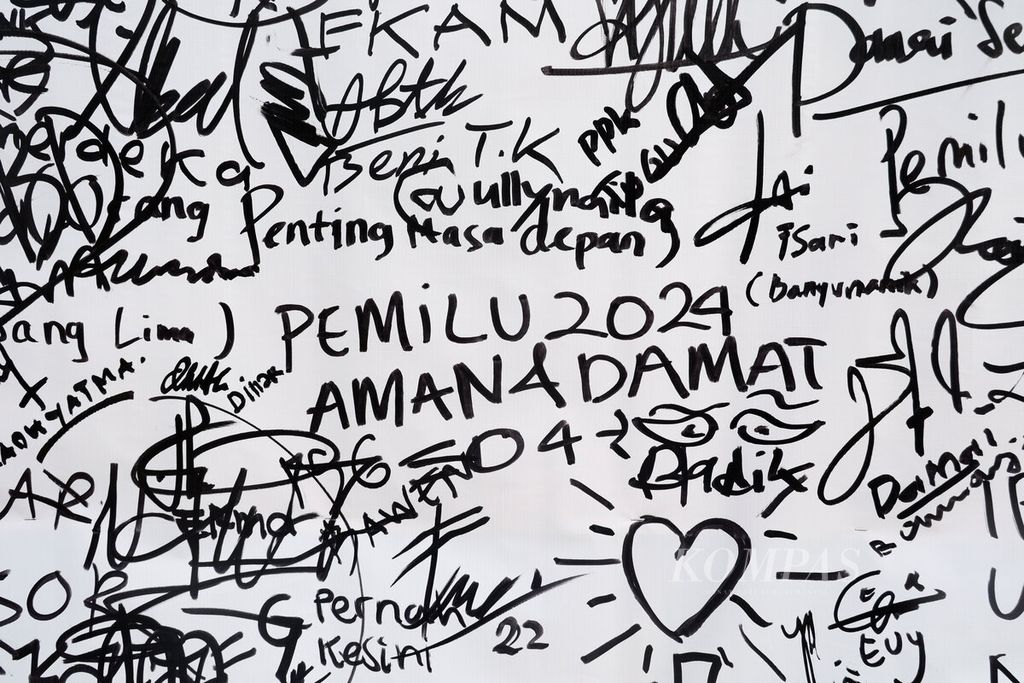 Harapan pemilu damai yang dituliskan warga pada sebuah papan saat penyelenggaraan Jambore Kebangsaan di Lapangan Pancasila, Kota Semarang, Jawa Tengah, Minggu (3/9/2023). Jambore Kebangsaan tersebut untuk mengajak masyarakat mendukung pelaksanaan pemilu yang damai dan aman. 