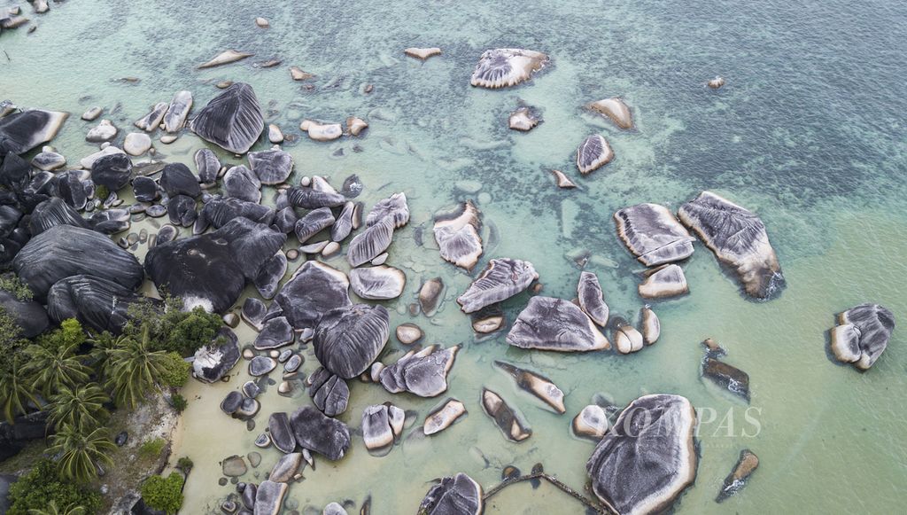 Foto udara hamparan batu granit berukuran besar di kawasan wisata Alif Stone Park di Sepempang, Bunguran Timur, Kabupaten Natuna, Kepulauan Riau, yang tutup, Rabu (5/2/2020).