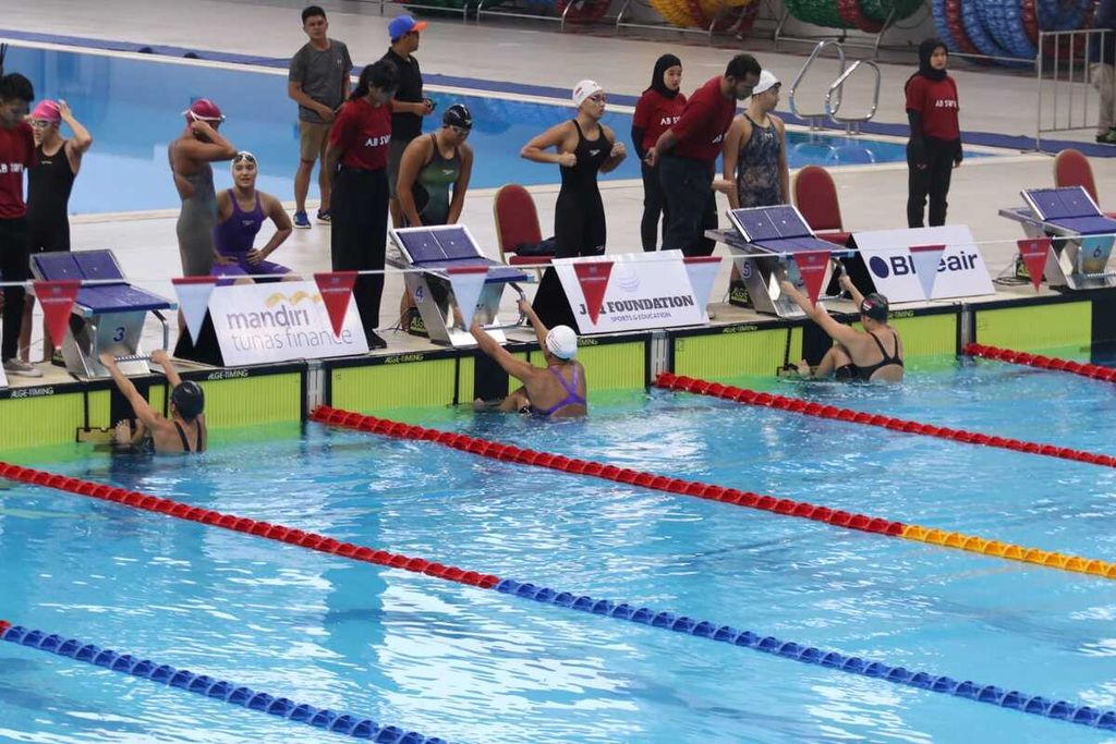 Hari pertama uji tanding tim renang Indonesia melawan tim nasional Singapura di Stadion Akuatik Gelora Bung Karno, Jakarta, Sabtu (28/1/2023). Tim Singapura berhasil tampil dominan memenangi 18 dari 26 nomor yang dipertandingkan