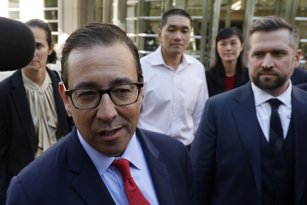 Pengacara Seth DuCharme berjalan paling depan dari rombongan Linda Sun, mantan ajudan Gubernur New York Kathy Hochul; dan suaminya, Christopher Hu, saat mereka meninggalkan gedung pengadilan federal Brooklyn di New York, Selasa (3/9/2024). 
