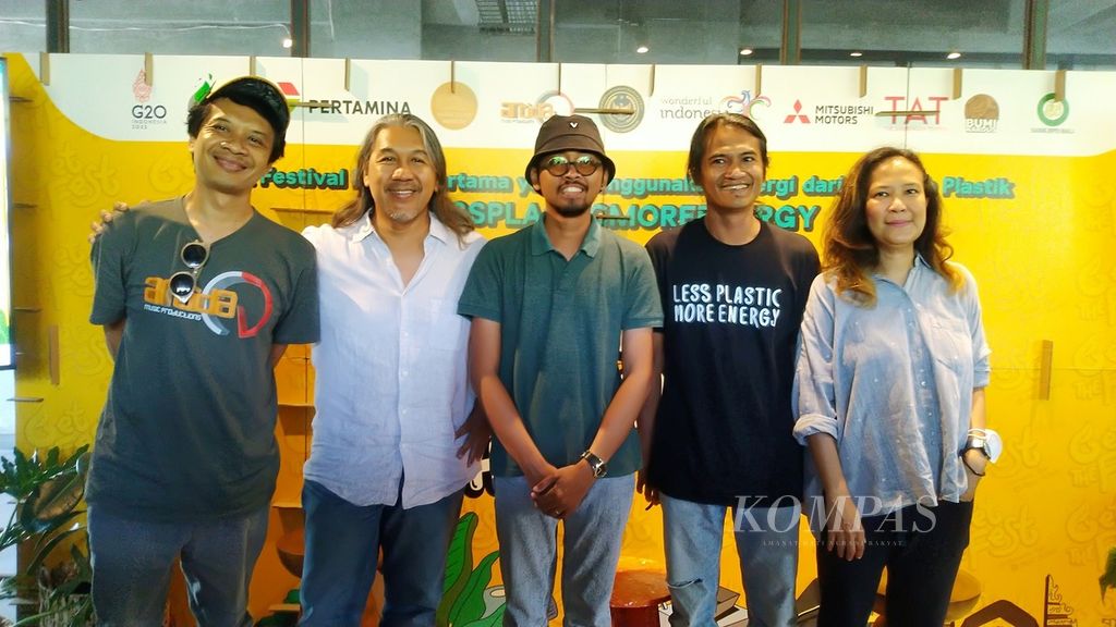 Festival musik Get The Fest digelar di Ubud, Gianyar, Bali, Minggu (16/10/2022). Penyanyi Oppie Andaresta (kanan) bersama pendiri Yayasan Get Plastic, Dimas Bagus Wijanarko (kedua, kanan), dan Direktur Antida Music Production Anak Agung Anom Wijaya Darsana (kedua, kiri) dalam jumpa media Get The Fest di Kota Denpasar, Kamis (13/10/2022).