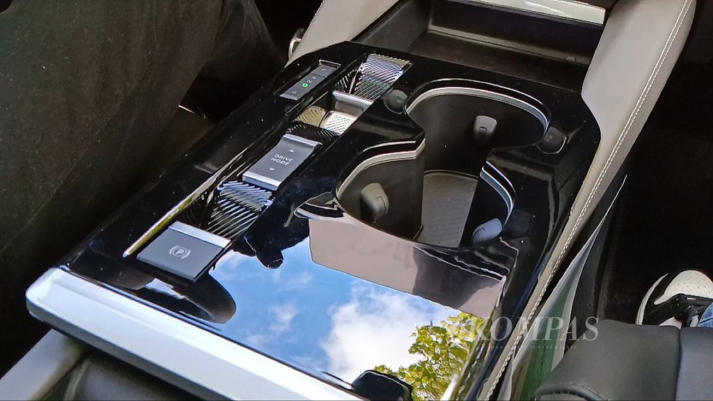 Konsol tengah Citroen C5 Aircross. Tidak ada tongkat transmisi konvensional, perpindahan gigi transmisi dilakukan menggunakan tuas kecil (kiri atas).