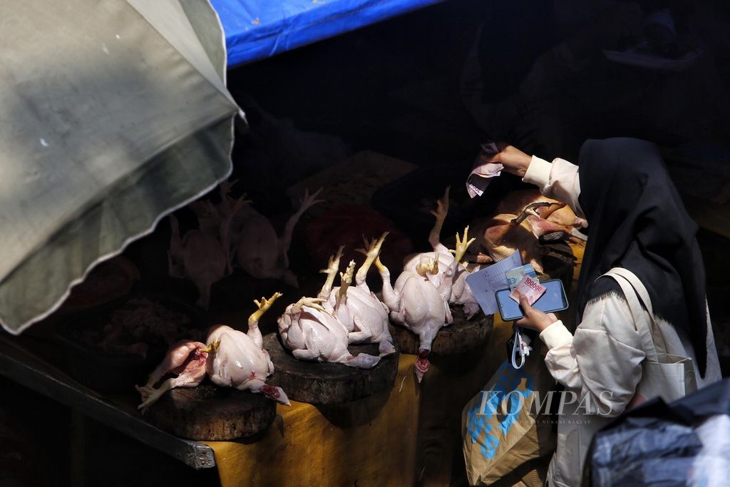 Pelanggan sedang berbelanja ayam broiler di Pasar Kebayoran Lama, Jakarta Selatan, Senin (3/7/2023). 