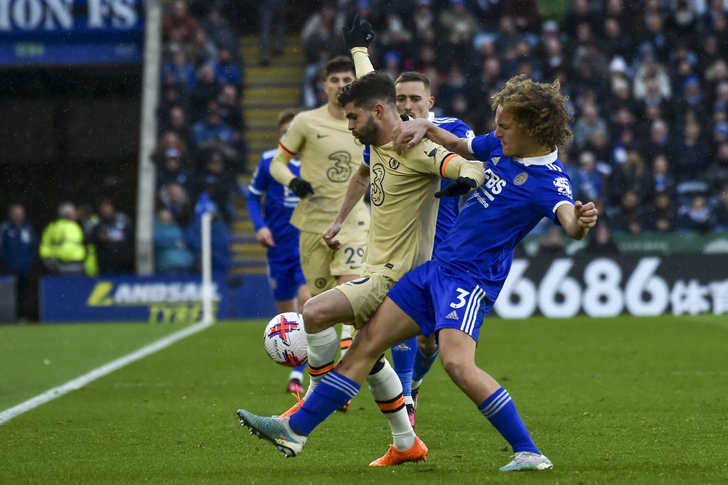 Pemain Leicester, Wout Faes (kanan), mencoba menghentikan pemain Chelsea, Christian Pulisic, dalam pertandingan Liga Inggris antara Leicester City dan Chelsea di Stadion King Power, Leicester, Sabtu (11/3/2023). 