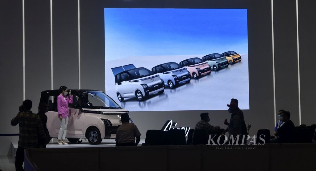 Suasana pameran kendaraan listrik Periklindo Electric Vehicle Show (PEVS) di JI Expo Kemayoran, Jakarta, Jumat (22/7/2022). Pameran yang digelar Perkumpulan Industri Kendaraan Listrik Indonesia (Periklindo) tersebut untuk lebih mengenalkan dan mendorong pertumbuhan industri kendaraan listrik di Indonesia. 