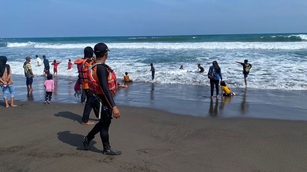Ganasnya Pantai Selatan Jawa, antara Tradisi, Mitos, dan Realitas Alam -  Kompas.id