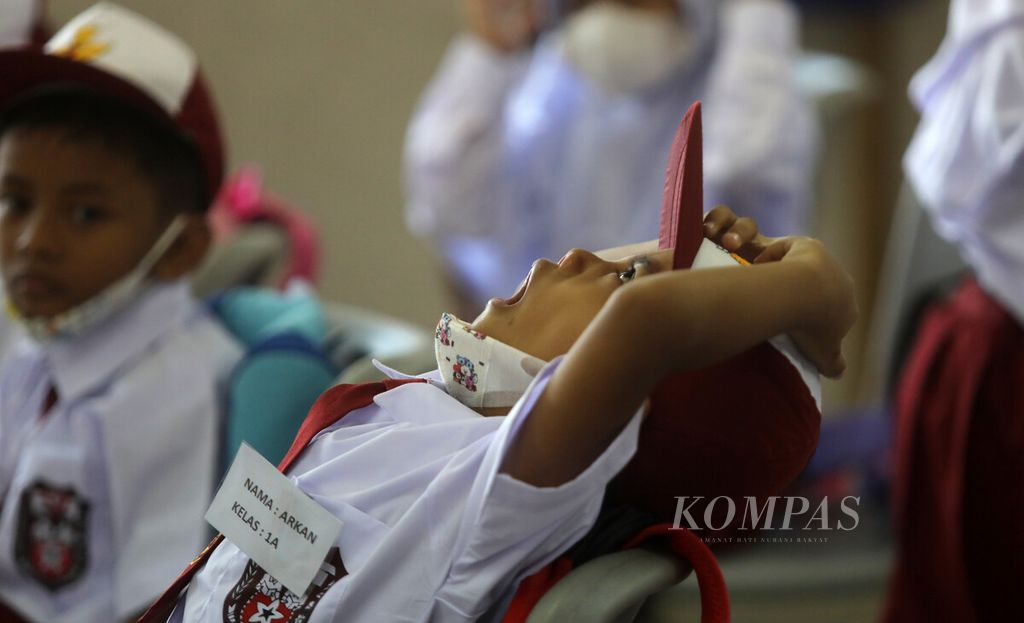 Salah seorang anak menguap saat sesi dalam kelas Masa Pengenalan Lingkungan Sekolah (MPLS) tahun ajaran baru 2022/2023 di SDN 11 Pondok Bambu, Jakarta, Senin (11/7/2022). 