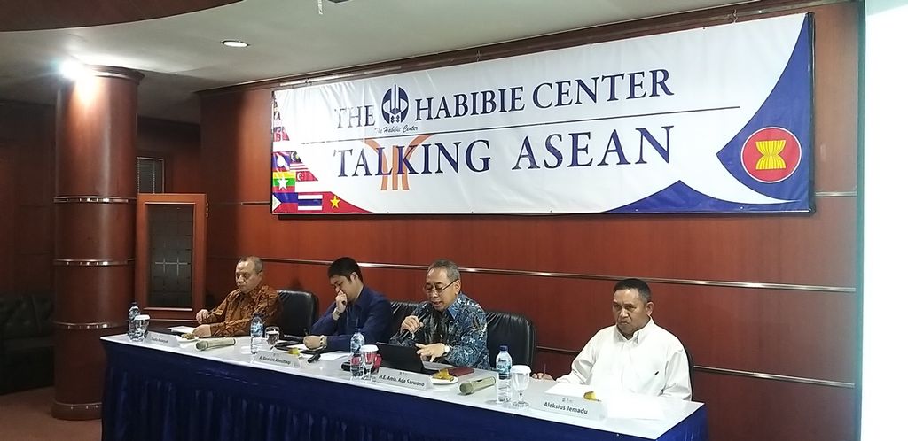Duta Besar Indonesia untuk ASEAN Ade Sarwono (kedua dari kiri) dalam diskusi keketuaan Vietnam di ASEAN, Selasa (3/12/2019), di The Habibie Center, Jakarta. Guru Besar Ilmu Hubungan Internasional Universitas Pelita Harapan Alexius Jemadu (kanan) dan pengajar Ilmu Hubungan Internasional Universitas Padjadjaran Teuku Rezasyah (kiri) juga menjadi pembicara dalam diskusi yang dipandu Ketua Kajian ASEAN pada The Habibie Center Ahmad Ibrahim Almutaqqi (kedua dari kiri) itu