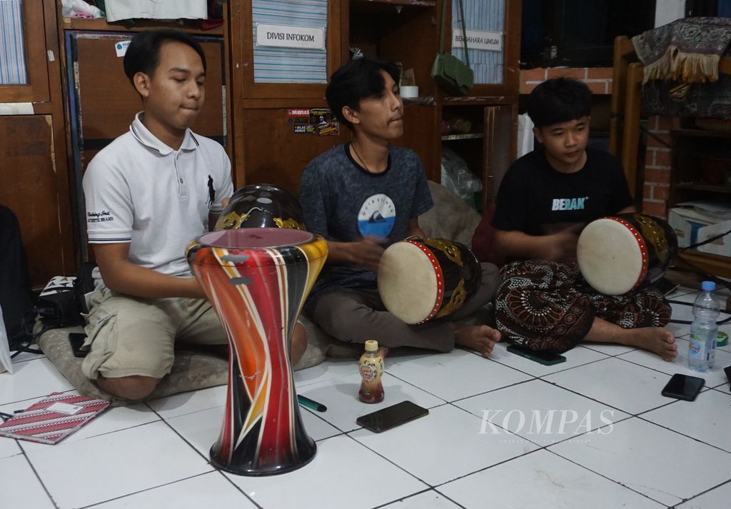 Mahasiswa berlatih kasidah di Gedung Pusat Kegiatan Mahasiswa Universitas PGRI Semarang, Kota Semarang, Jawa Tengah, Kamis (23/6/2022). Dalam unit kegiatan mahasiswa tersebut, anggotanya dilatih berkasidah hingga diajak pentas ke sejumlah daerah. Hingga kini, ada lebih kurang 80 mahasiswa Universitas PGRI Semarang yang tergabung dalam organisasi tersebut.