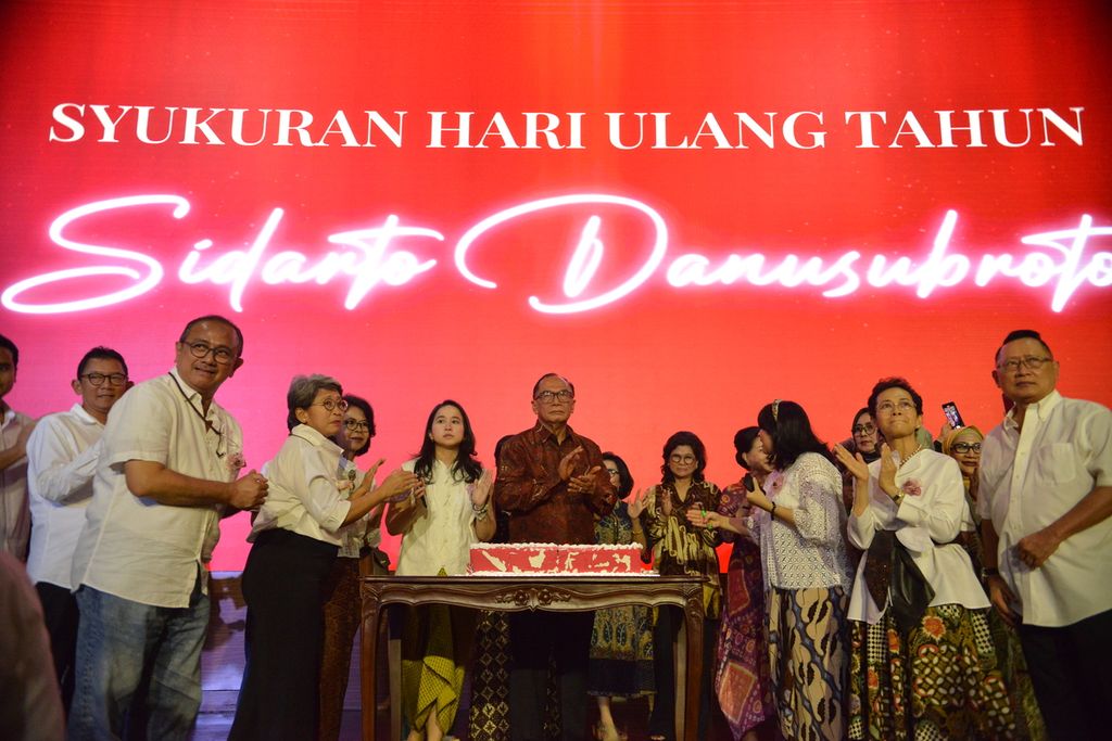 Anggota Dewan Pertimbangan Presiden, Sidarto Danusubroto, merayakan ulan tahunnya yang ke-87 tahun bersama keluarga dan teman-temannya di Gedung Auditorium Kementerian PUPR, Jakarta Selatan, Minggu (11/6/2023). Acara syukuran ulang tahun itu dihadiri para pejabat publik serta keluarga dan sahabat Sidarto.