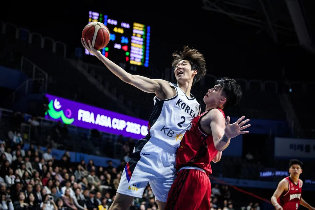 Pemain Korea Selatan Lee Weon-seok beradu rebound dengan center timnas basket Indonesia Vincent Kosasih di Stadion Goyang Gymnasium, pada Kamis (21/11/2024). Dalam laga kualifikasi babak grup Piala Asia 2025 itu, Korsel menang 86-78.