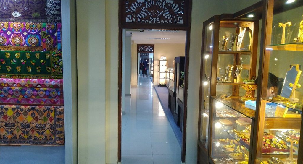 Dewan Kerajinan Nasional Daerah Bali bersama Pemerintah Provinsi Bali kembali menggelar pameran produk lokal dalam ajang IKM Bali Bangkit 2022 tahap I. Beraneka produk industri kecil dan menengah (IKM) ataupun usaha kecil dan menengah (UKM) yang sudah diseleksi dipajang dan dipamerkan dalam ajang pameran IKM Bali Bangkit 2022 di Gedung Ksirarnawa, Taman Budaya Provinsi Bali, Kota Denpasar, Kamis (20/1/2022).