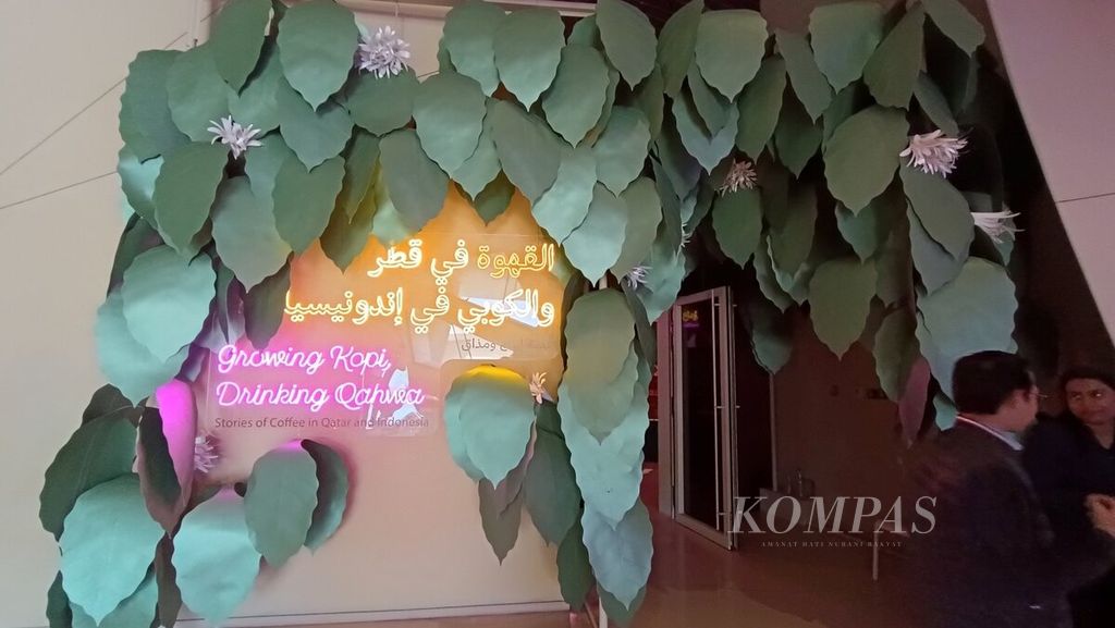 Suasana pintu masuk raung pameran bertajuk "Growing Kopi, Drinking Qahwa" di Museum Nasional Qatar di Doha, Selasa (16/1/2024).