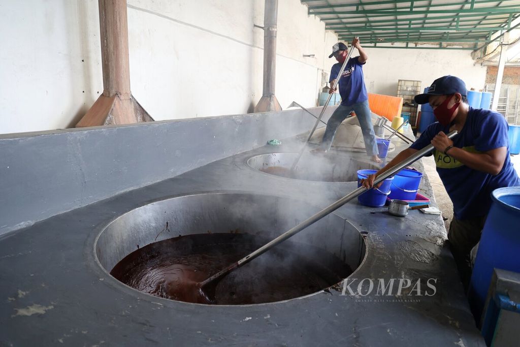 Memasak gula aren 