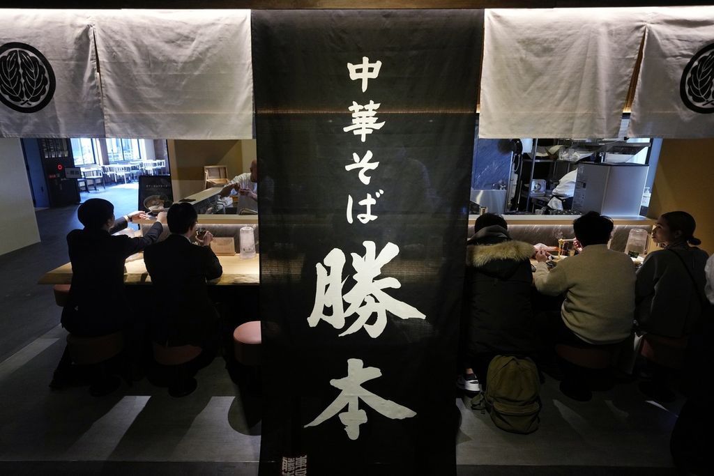 Pemandangan restoran ramen di kawasan Toyosu Senkyaku Banrai di Tokyo, Jepang, 29 Januari 2024. 