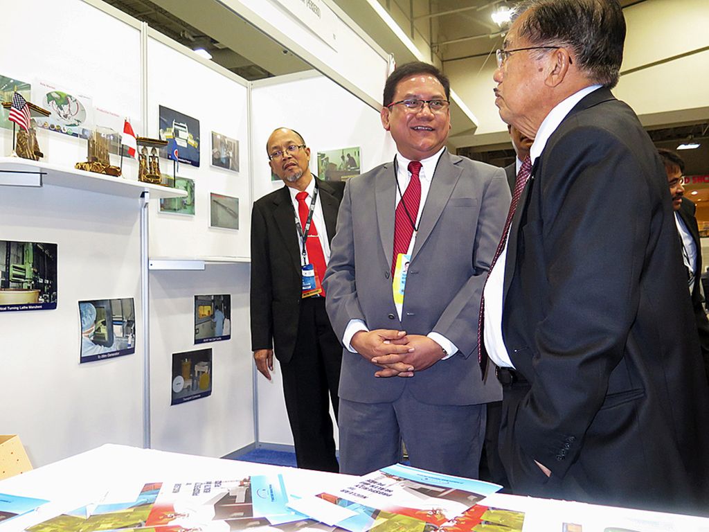 Wakil Presiden Jusuf Kalla meninjau stan PT Industri Nuklir Indonesia (Inuki) di arena Konferensi Tingkat Tinggi Keamanan Nuklir di Washington DC, Amerika Serikat, Jumat (1/4) malam waktu setempat atau Sabtu (2/4) pagi waktu Indonesia barat. Untuk petama kalinya sejak didirikan tahun 1996, Inuki mengikuti pameran pengembangan nuklir internasional. Inuki menjadi pemain kunci di Asia industri radioisotop yang berbahan baku uranium. 