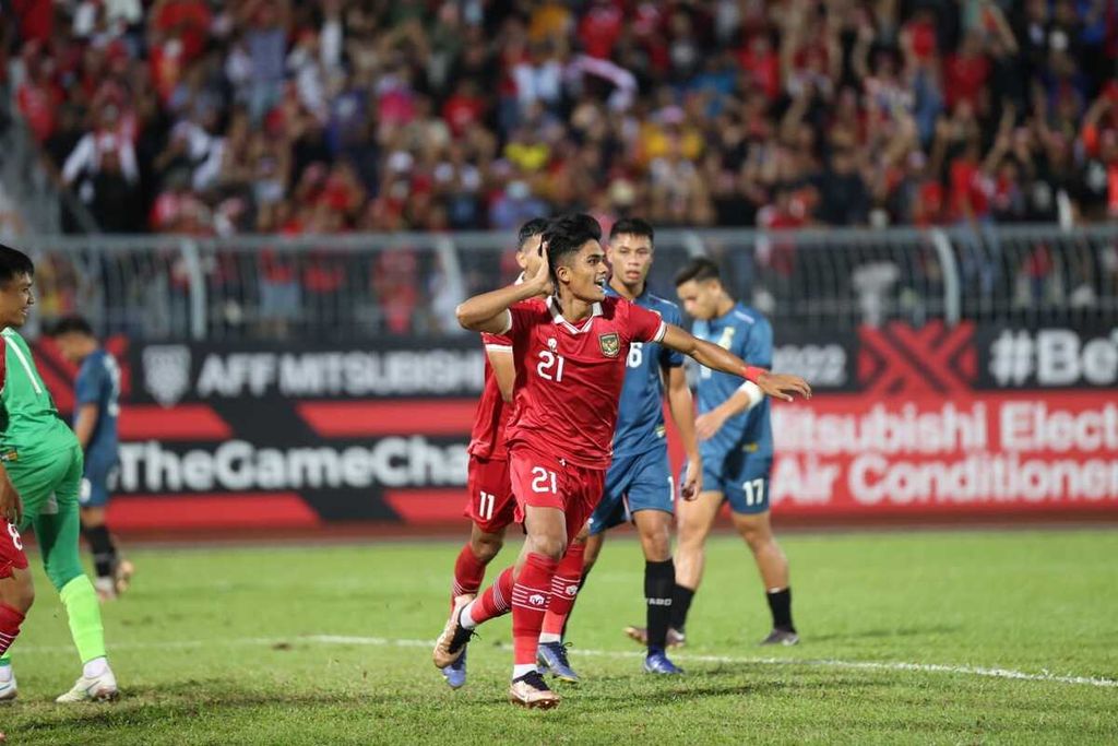 Indonesian national team player Muhammad Ramadhan Sananta celebrates his goal against Brunei Darussalam in the AFF Cup group stage match at the Kuala Lumpur Stadium, Malaysia, Monday (26/12/2022). Indonesia won 7-0 in that match.