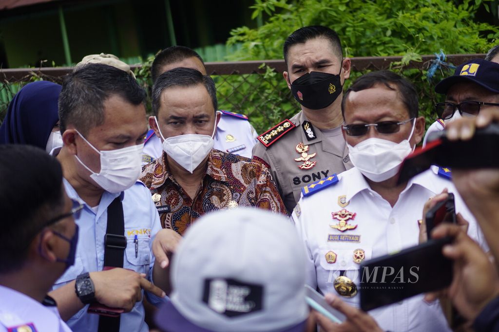 Direktur Jenderal Perhubungan Darat Kementerian Perhubungan Budi Setiyadi (kemeja putih) memberi penjelasan kepada wartawan saat meninjau lokasi kecelakaan maut di simpang Muara Rapak, Kota Balikpapan, Kalimantan Timur, Minggu (23/1/2022).