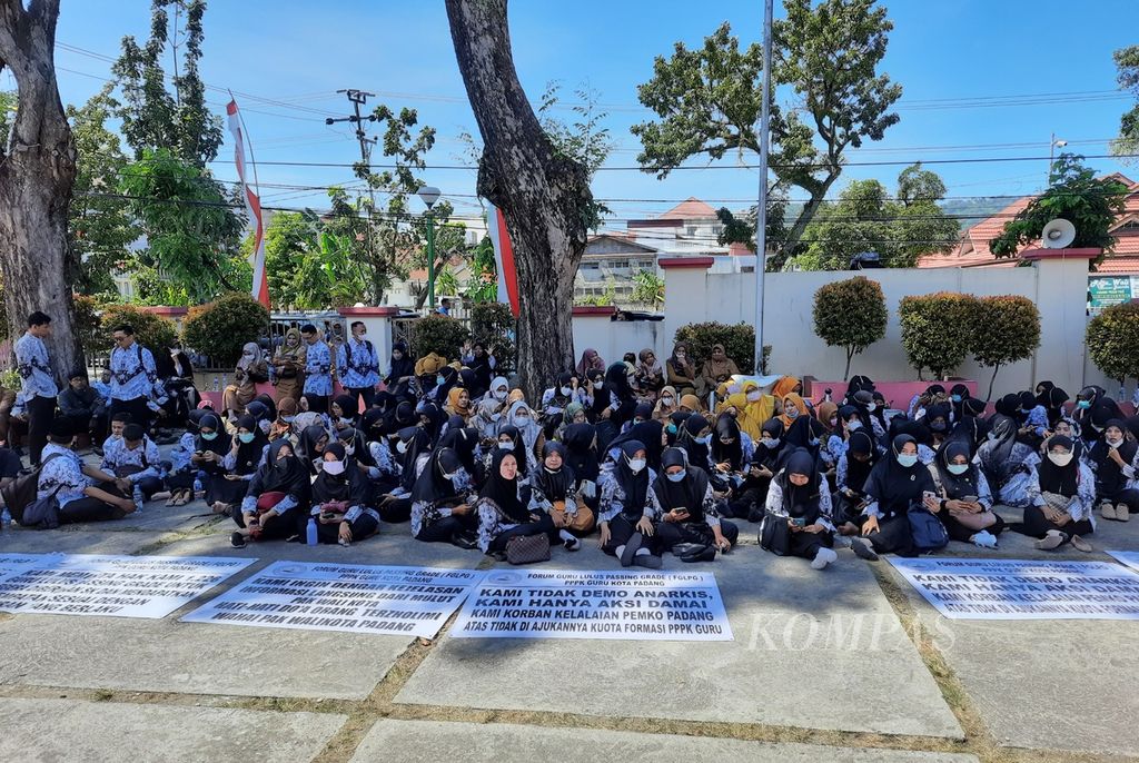 Ratusan guru honorer tingkat SD dan SMP yang lulus passing grade seleksi PPPK guru menggelar unjuk rasa di Kantor DPRD Kota Padang, Sumatera Barat, Senin (22/8/2022). Massa menuntut Wali Kota Padang menjelaskan kelanjutan nasib mereka karena pemkot terlambat mengajukan kuota formasi guru PPPK ke kementerian PAN dan RB. Ada sekitar 1.228 guru honorer di Padang yang bernasib sama dengan peserta aksi.