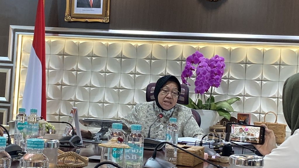Menteri Sosial Tri Rismaharini memberikan keterangan terkait kasus dugaan korupsi bantuan sosial beras kepada wartawan di Jakarta, Senin (20/3/2023) petang.